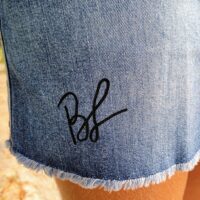 asta-maglione-gonna-jeans-autografati-lucia-bronzetti