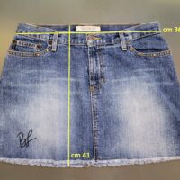 asta-maglione-gonna-jeans-autografati-lucia-bronzetti