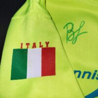 felpa-giallo-fluo-autografata-lucia-bronzetti